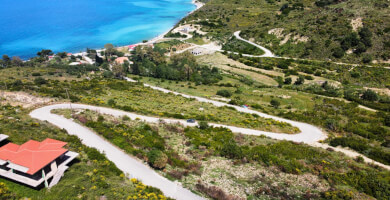 Μοναδικό Παραθαλάσσιο Οικόπεδο στα Ζόλα – Με Οικοδομική Άδεια & Πανοραμική Θέα Φωτογραφία 